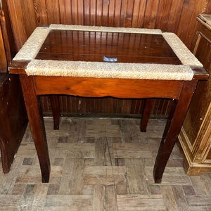 Lote siguiente: Mesita Auxiliar de Madera con Detalle de Totora
