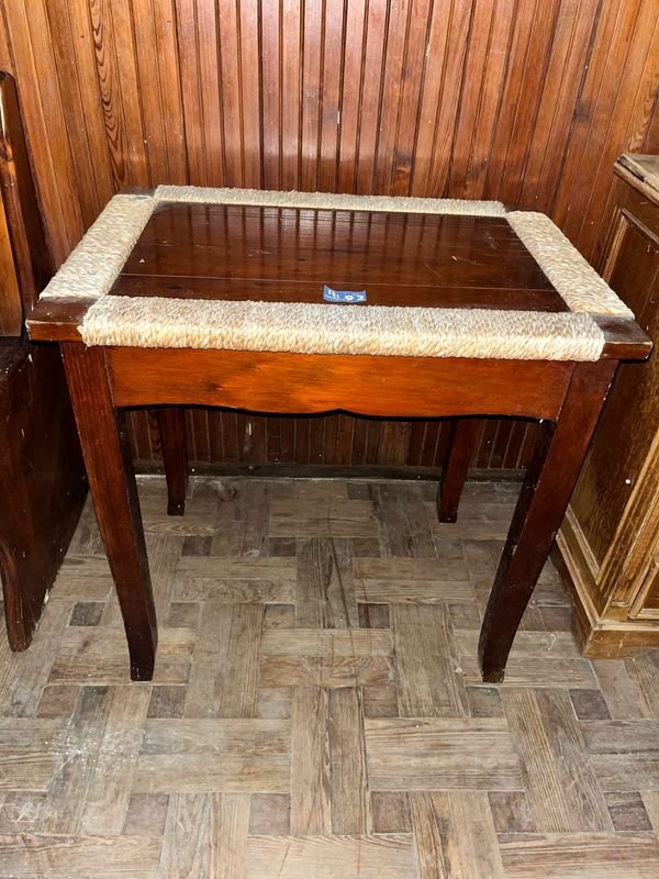 Mesita Auxiliar de Madera con Detalle de Totora