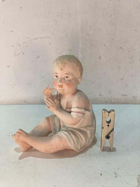 Lote siguiente: Figurita de porcelana antigua en biscuit