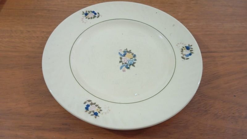 Platos de porcelana con bordes dorados y decoraciones florales - imagen 2