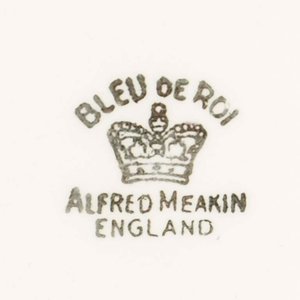86 Piezas de porcelana inglesa Alfred Meakin Bleu de Roi. Color crema con borde azul y dorado (con desgaste). Plato con cascadura, tapa de bowl con fisura y craquelado, bowl con fisura y manchas, platitos manchados y craquelados. . Medidas: 9x6 cm - imagen 3