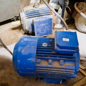 Dos Motores Eléctricos Trifásicos Azules 5.5 HP 220V - imagen 1