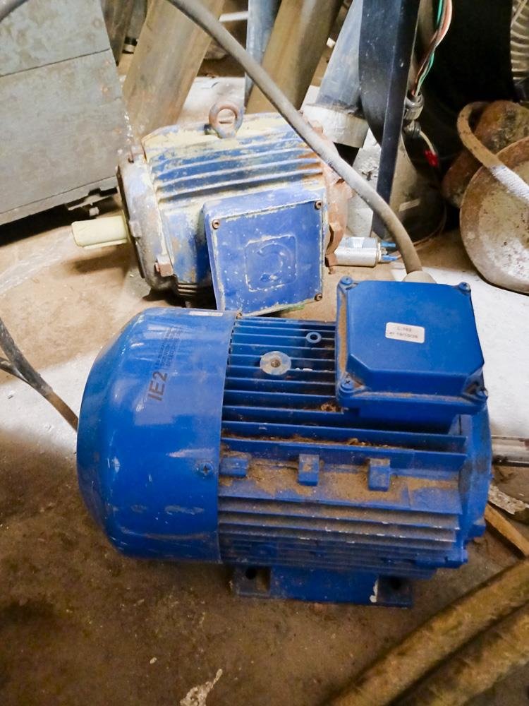 Dos Motores Eléctricos Trifásicos Azules 5.5 HP 220V