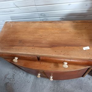 Mueble bajo de madera con ruedas y puertas curvas - imagen 2