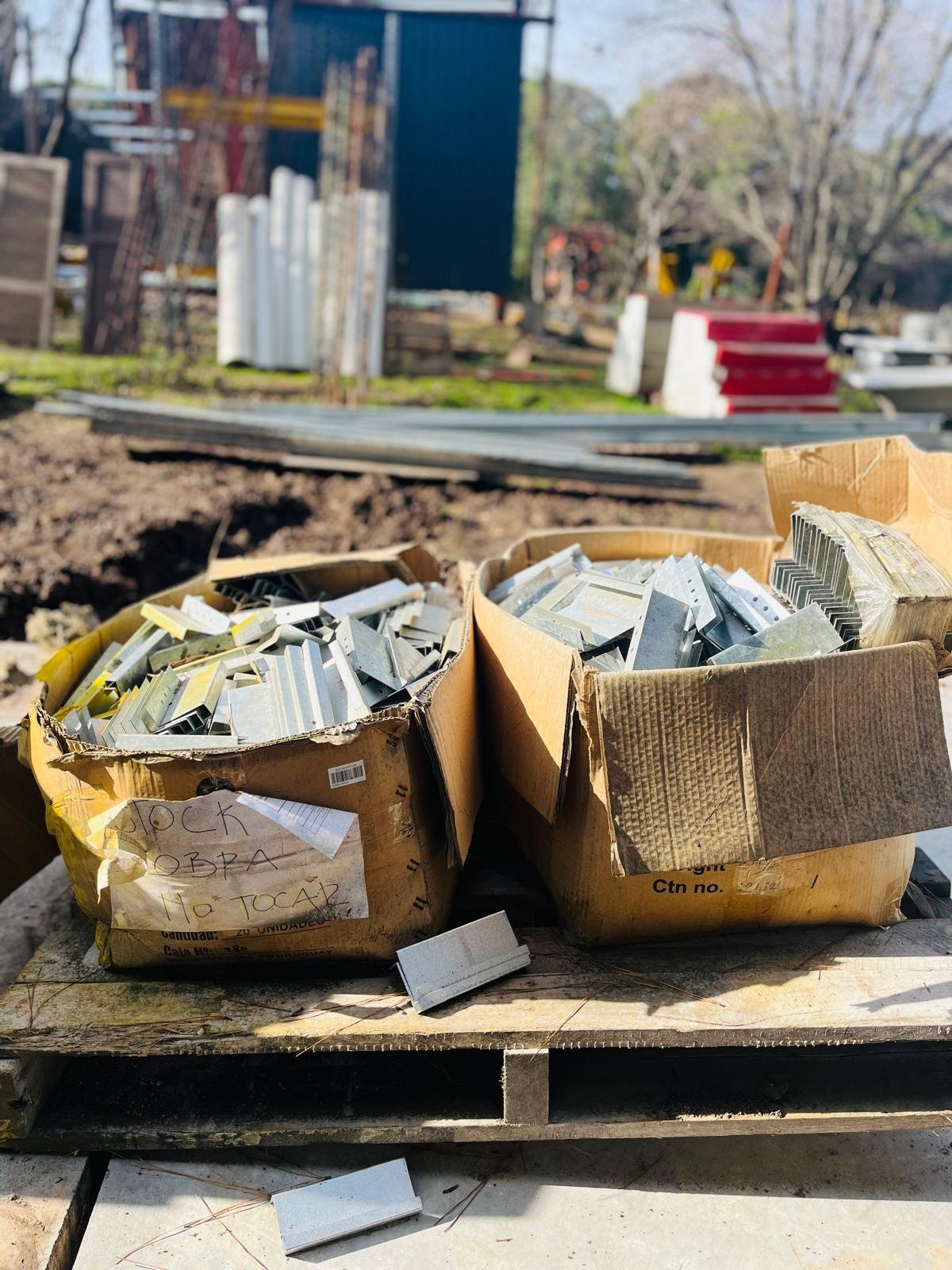 Lote de 2 Cajas con Plegados de Chapa Metálica