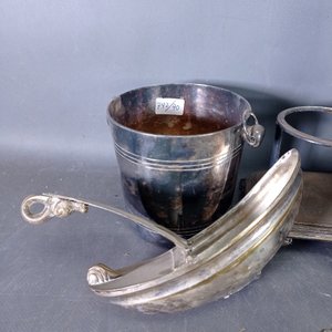 Lote de 8 piezas de platería: hielera, jarritos, centro de mesa y más - imagen 3
