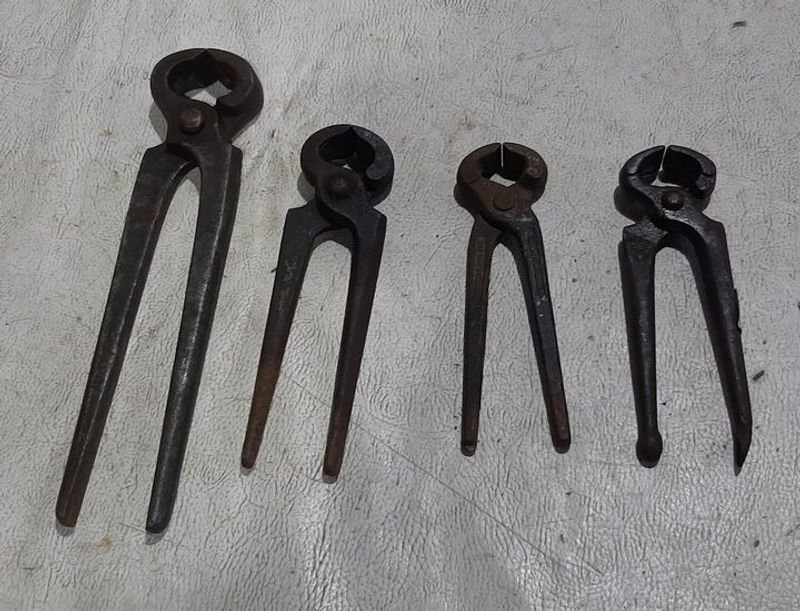 Lote anterior: Tijeras y pinzas de metal en buen estado