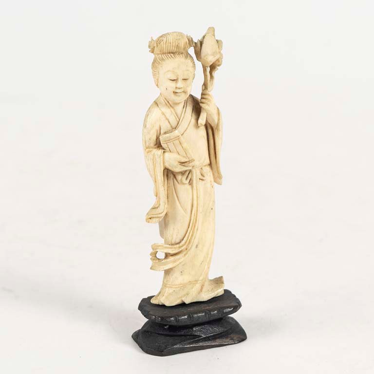 Lote siguiente: Figurita de marfil de geisha - Talla china