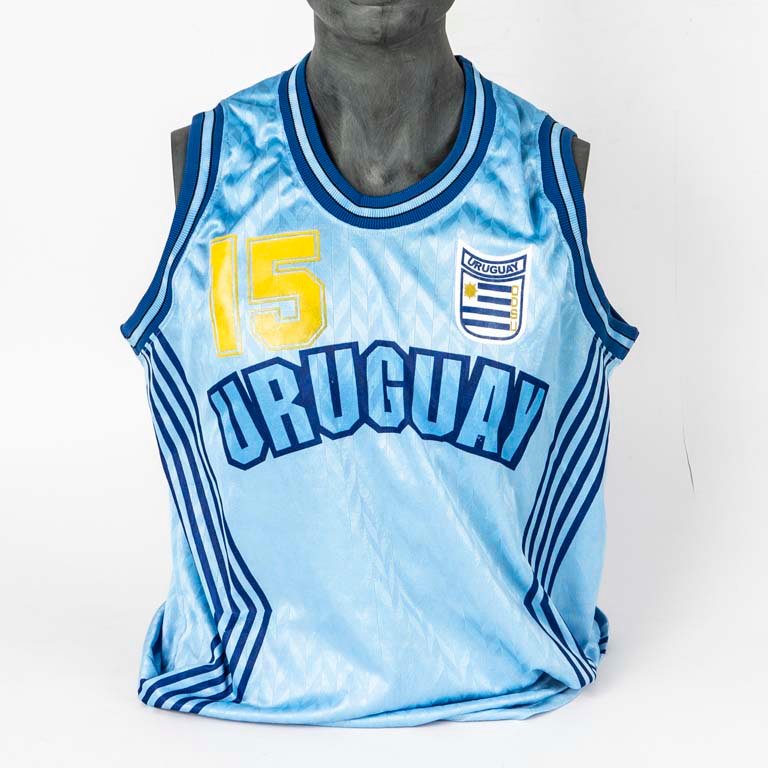 Lote siguiente: Camiseta de basketball de la selección de Uruguay de la marca Covadonga