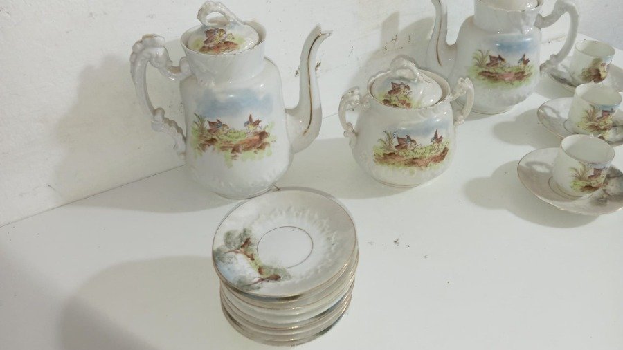 Juego de té de porcelana antigua con motivos decorativos rurales - imagen 5