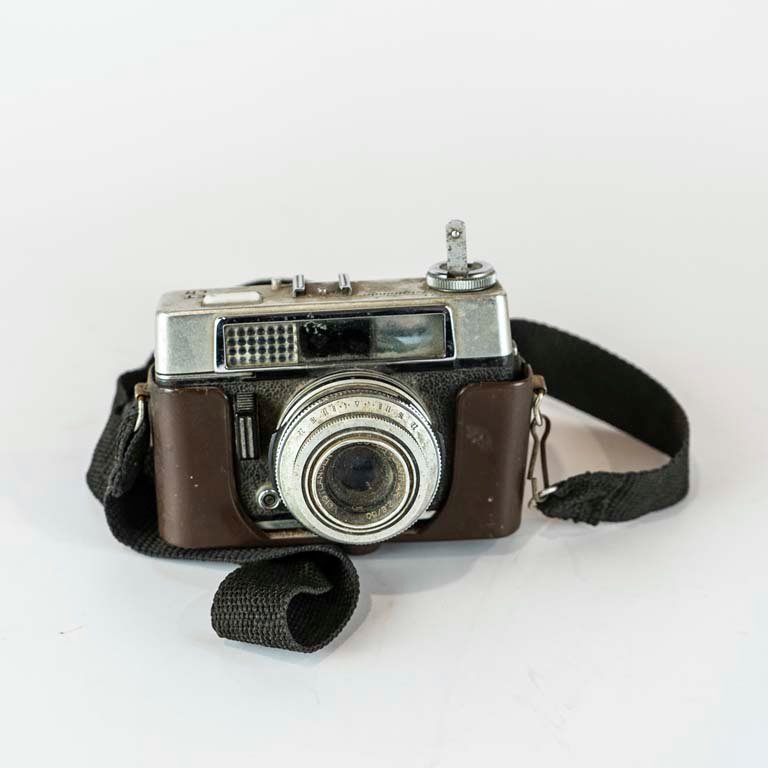 Lote siguiente: Cámara de fotos en venta - Medidas: 12x9cm