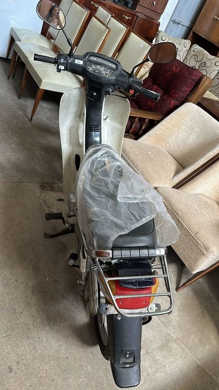 Moto de tres cambios, pollerita y llantas de aleación - imagen 3