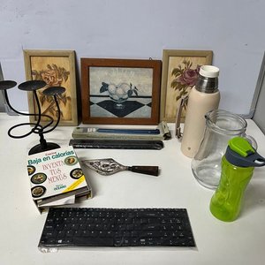 Lote siguiente: Lote de 10 piezas: cuadros decorativos, termo, jarra, teclado y más