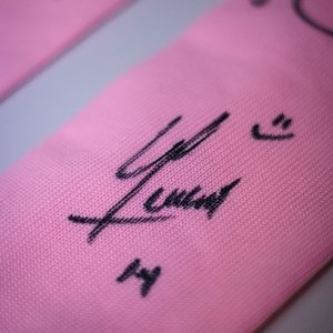 Par de Medias Rosas Firmadas por Nahitan Nández, Giménez, Bentancur y Torreira - imagen 3