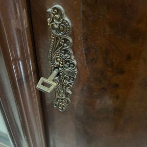 Cristalero Francés Antiguo de Madera con Detalles Tallados - imagen 6