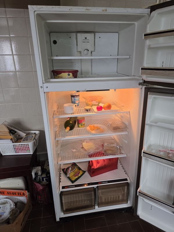 Heladera con freezer Westinhouse en funcionamiento - imagen 3