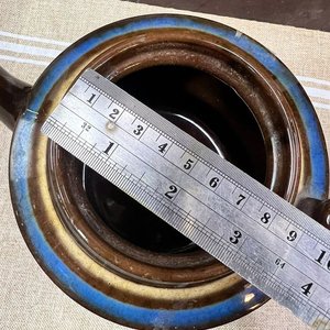 Tetera Antigua de Cerámica Marrón con Bandas Azules y Doradas - imagen 7