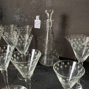 Lote siguiente: Juego de Cristal Tallado: Jarra con Tapa y 25 Copas