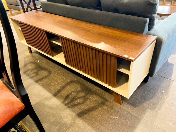 Mueble de TV o Rack con Puertas Corredizas y Estantes