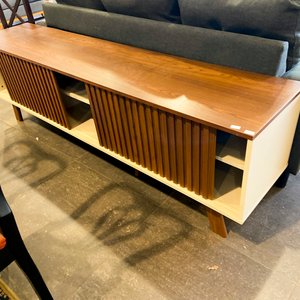 Mueble de TV o Rack con Puertas Corredizas y Estantes - imagen 1