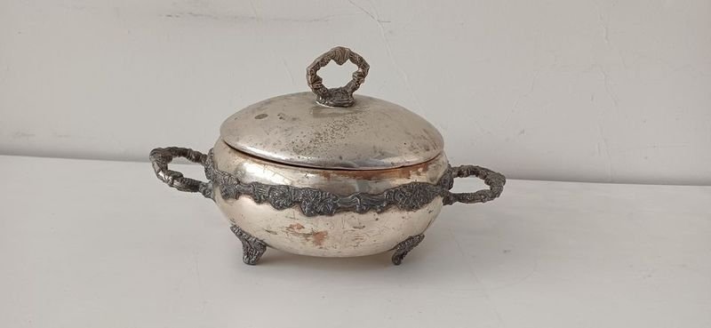 Lote anterior: Centro de mesa con tapa ribeteada y agarraderas de plata trabajada