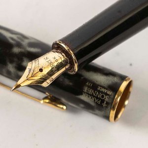 Lapicera Parker Sonnet Pluma Oro 18K Negra Mármol - imagen 2