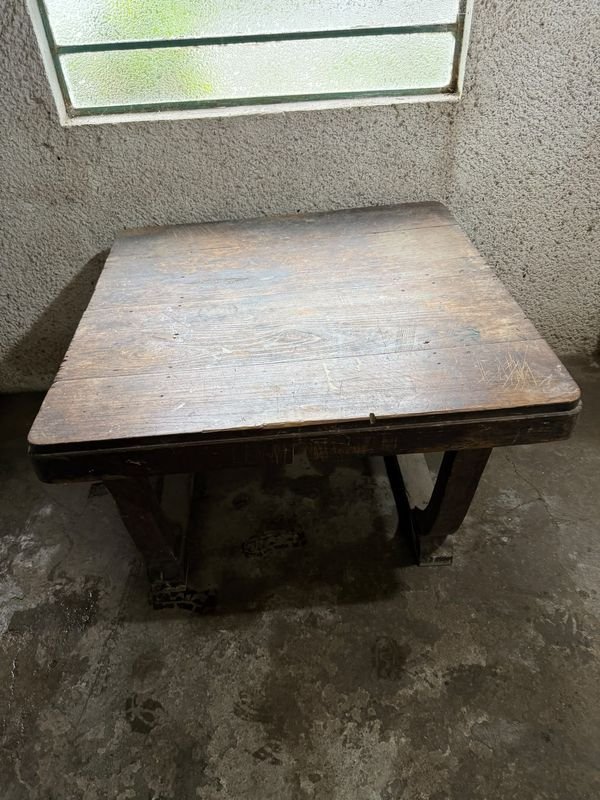 Mesa Cuadrada de Madera Rústica