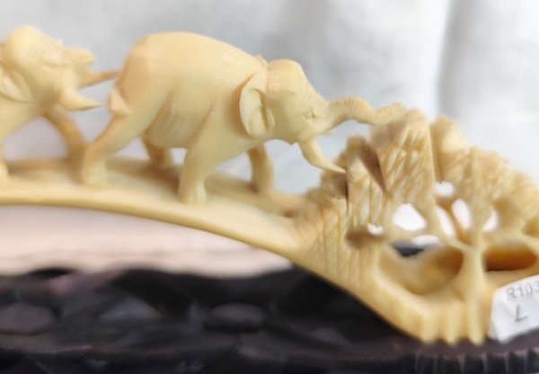 Puente de elefantes oriental en material símil marfil con base de madera - imagen 3