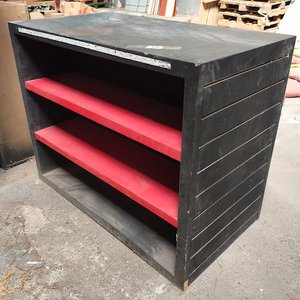 Mueble Exhibidor Negro con Estantes Rojos - imagen 1