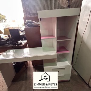 Lote siguiente: Escritorio Blanco con Estantes Rosados y Cajones