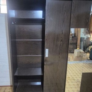 Ropero de Madera Oscura con Tres Puertas Corredizas y Espejo Central - imagen 3