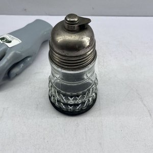Mielera de Vidrio con Tapa Metálica y Base Negra - imagen 5
