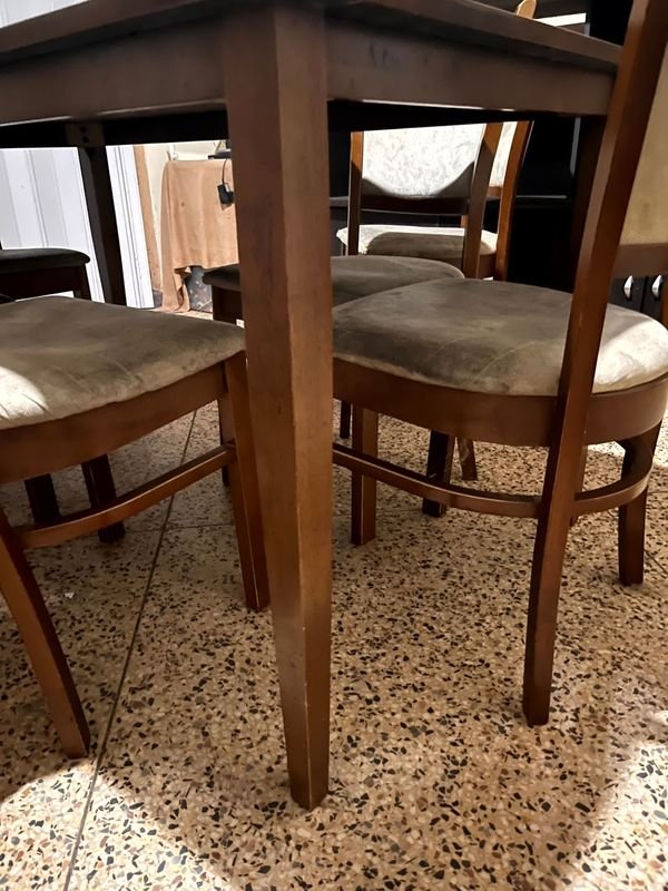 Juego de Comedor Mesa Rectangular de Madera en Tono Roble Oscuro Seis Sillas Respaldo de Madera Asiento Tapizado - imagen 8