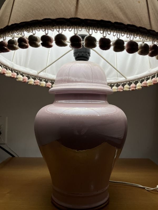 Lámpara de mesa en cerámica color rosa con pantalla funcional - imagen 3