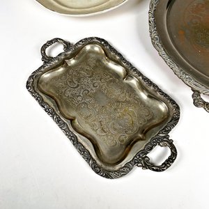 Bandeja de Loza Inglesa y Dos Bandejas de Metal con Diseños - imagen 2