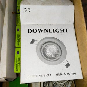 Caja con Tomas Eléctricos Blancos y Artículos Luminosos Varios - imagen 8