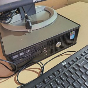Computadora de Escritorio Dell con Monitor, Teclado y Mouse Funcional - imagen 3