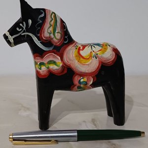 Lote siguiente: Caballo de Dala Negro Pintado a Mano - Decoración Sueca