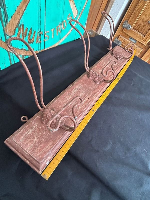 Antiguo perchero hierro y madera para decoración - imagen 3