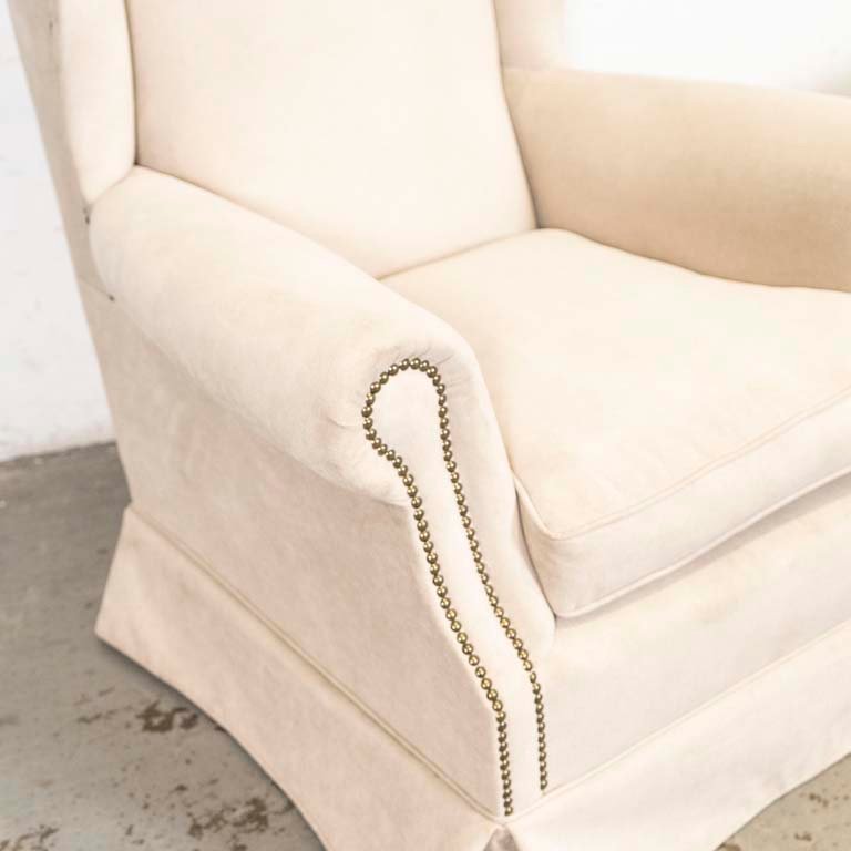 Sillas de tapicería en tela con tachas y almohadones - imagen 2
