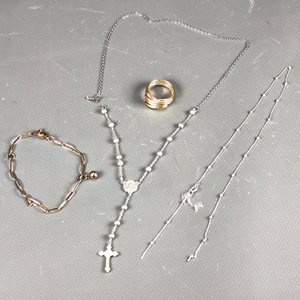 Lote de 4 piezas de joyería: Rosario plateado con detalles a reparar, cadena de plata, pulsera dorada y anillo dorado. - imagen 2