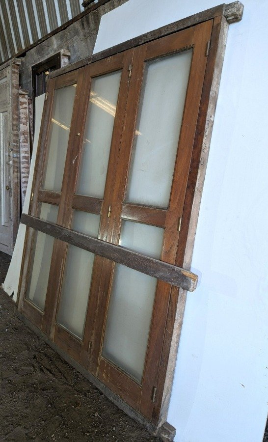 Puerta de madera con tres hojas batientes y marco - imagen 3