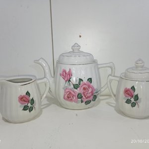 Conjunto de Cerámica con Motivos Florales: Tetera, Lechera, Azucarera y Más - imagen 3