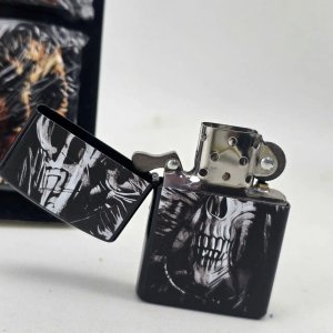 Lote siguiente: Encendedor Negro con Diseño de Calavera