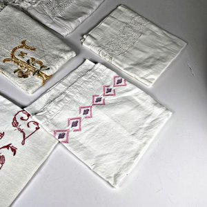 Lote de Cinco Toallas Blancas Bordadas con Flecos y Monogramas - imagen 4