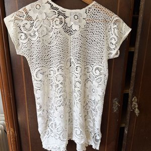 Lote de 3 Prendas: Camisón Estampado, Camisón Satinado Crudo y Blusa de Encaje Blanca - imagen 8