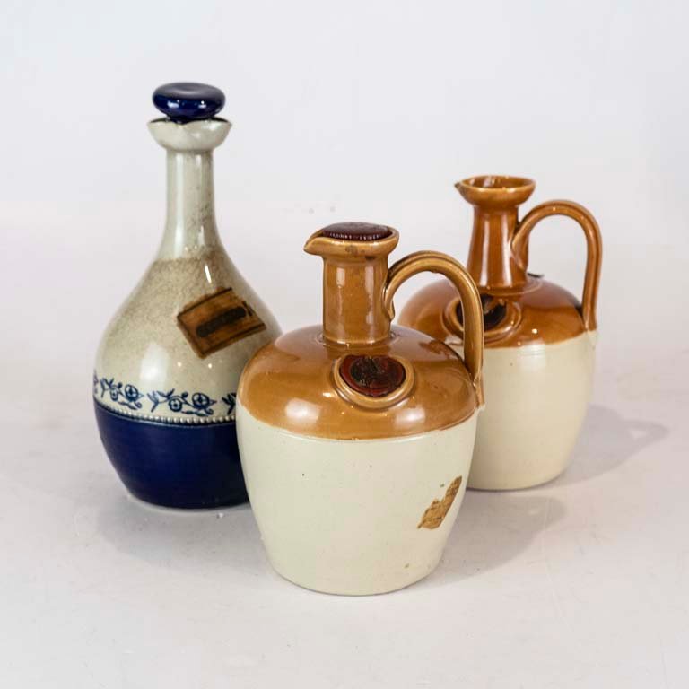 Lote siguiente: 3 Porrones de cerámica (1 sin tapón)
