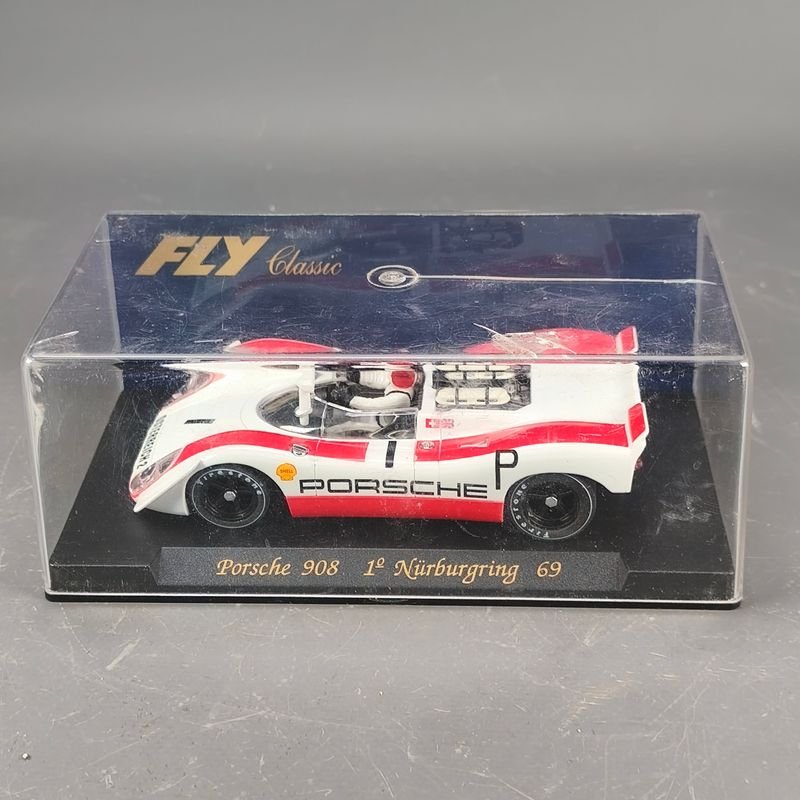 Modelo a escala de coche de carreras Porsche 908