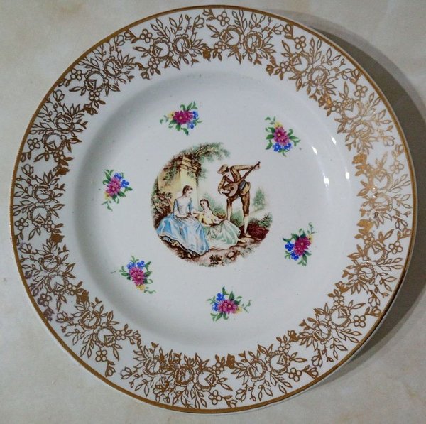Plato de Porcelana Vintage Boch Frères La Louvière Escena Galante con Filigrana Dorada
