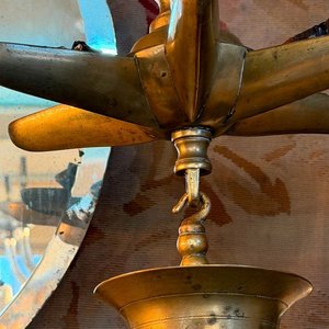 Araña Antigua de Bronce con Forma de Avión a Queroseno - imagen 3